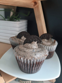 Una foto de Cupcakes de oreo con buttercream de oreo 🧁