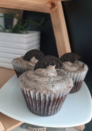 Una foto de Cupcakes de oreo con buttercream de oreo 🧁