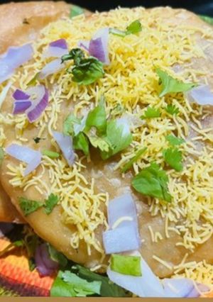 ઇન્દોર ની ફેમસ મગદાળ કચોરી (Indore Famous Moongdal Kachori Recipe In Gujarati) રેસીપી મુખ્ય ફોટો
