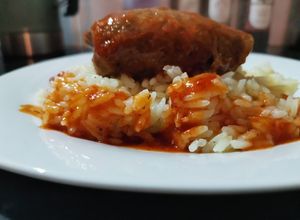 Una foto de Niños envueltos con arroz
