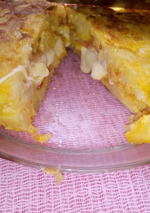 Una foto de Tortilla de papa rellena de jamón y queso