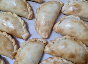 Una foto de Empanadas rotiseras de carne y pasas de uva