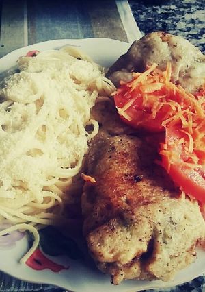 Una foto de Marineras de lomito con fideo y ensalada de tomates..