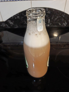 Una foto de Leche de almendra con harina de algarroba y fenogreco
