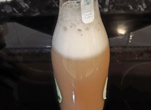 Foto principal de Leche de almendra con harina de algarroba y fenogreco