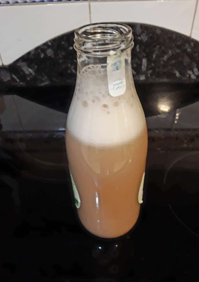 Una foto de Leche de almendra con harina de algarroba y fenogreco