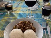 Una foto de wok de carne