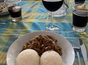 Una foto de Carne Mongoliana - Mongolian beef cantonés