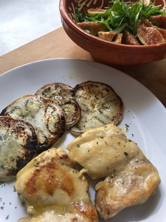 Una foto de Pollo asado al microondas con ensalada de higos y rúcula