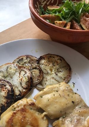 Una foto de Pollo asado al microondas con ensalada de higos y rúcula