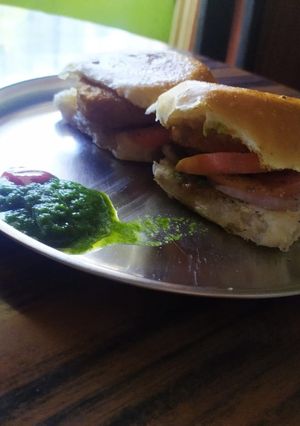 आलू टिक्की बर्गर (alo tikki burger recipe in marathi) रेसिपी चे मुख्य फोटो 
