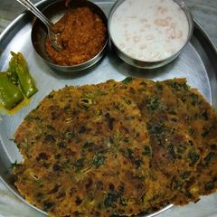 A picture of Dhibre boondi raita garlic chutney and vadvani mirch.