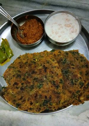 A picture of Dhibre boondi raita garlic chutney and vadvani mirch.