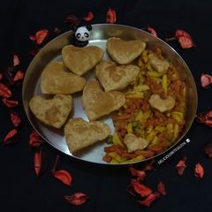 A picture of Aloo Matar Gajjar ki sabzi ke saath Dil wali pooris.