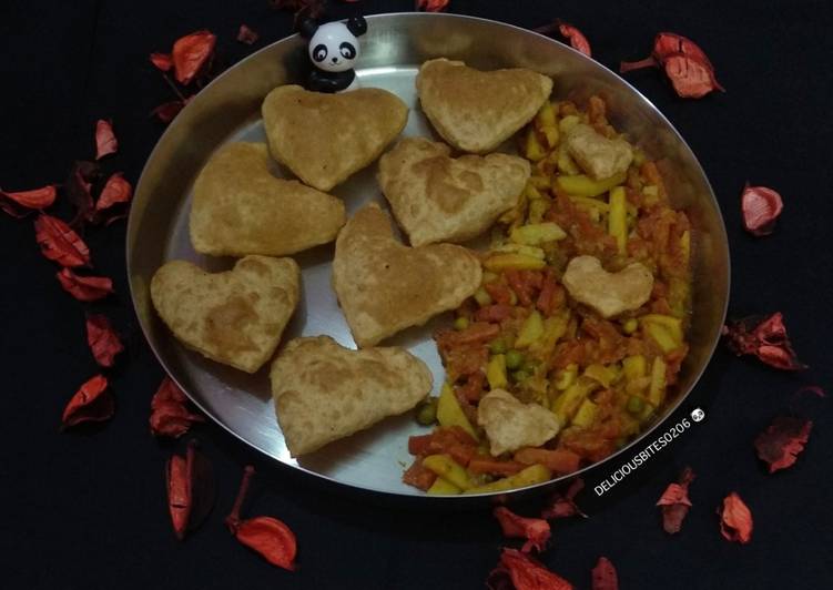How to Make Super Quick Homemade Aloo Matar Gajjar ki sabzi ke saath Dil wali pooris