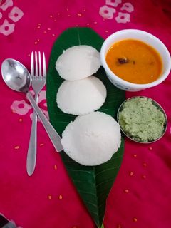 ઈડલી સાંભાર(idli sambhar recipe in gujarati) રેસીપી મુખ્ય ફોટો