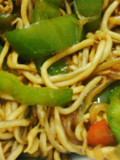 Una foto de Gulas con soja y verduras