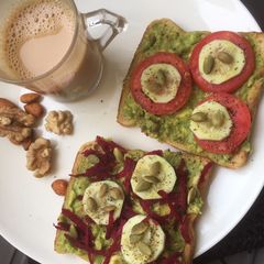A picture of Guacamole (avocado) toast.