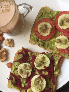 A picture of Guacamole (avocado) toast.