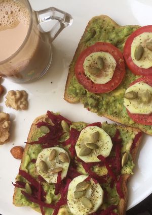A picture of Guacamole (avocado) toast.