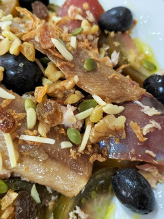 Una foto de Ensalada de tomate con mojama, sardinas y frut@s sec@s