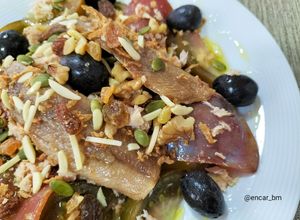 Foto principal de Ensalada de tomate con mojama, sardinas y frut@s sec@s