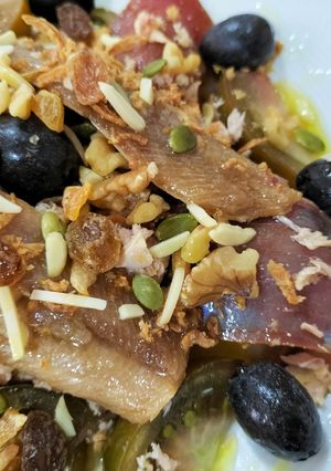 Una foto de Ensalada de tomate con mojama, sardinas y frut@s sec@s