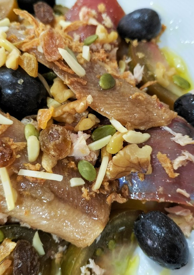 Una foto de Ensalada de tomate con mojama, sardinas y frut@s sec@s