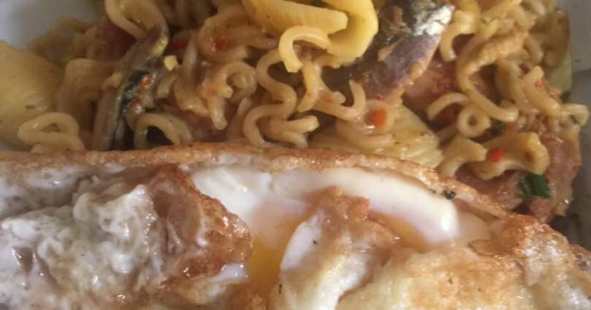 Sardine Noodles with cooked macaroni and fried egg Recipe by Oby