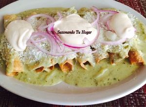 Una foto de Tacos dorados de pollo ahogados💖
