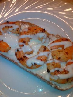 Una foto de Tostas de quesos y langostinos