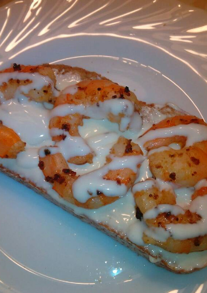Una foto de Tostas de quesos y langostinos