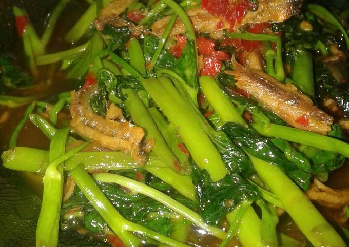 Langkah Mudah untuk Menyiapkan Tumis kangkung gurih lezat, Bikin Ngiler