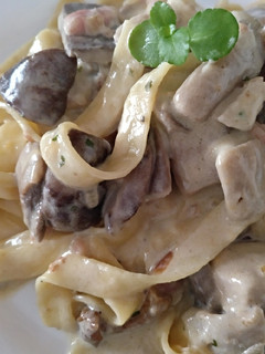Una foto de Pasta con setas y bacon