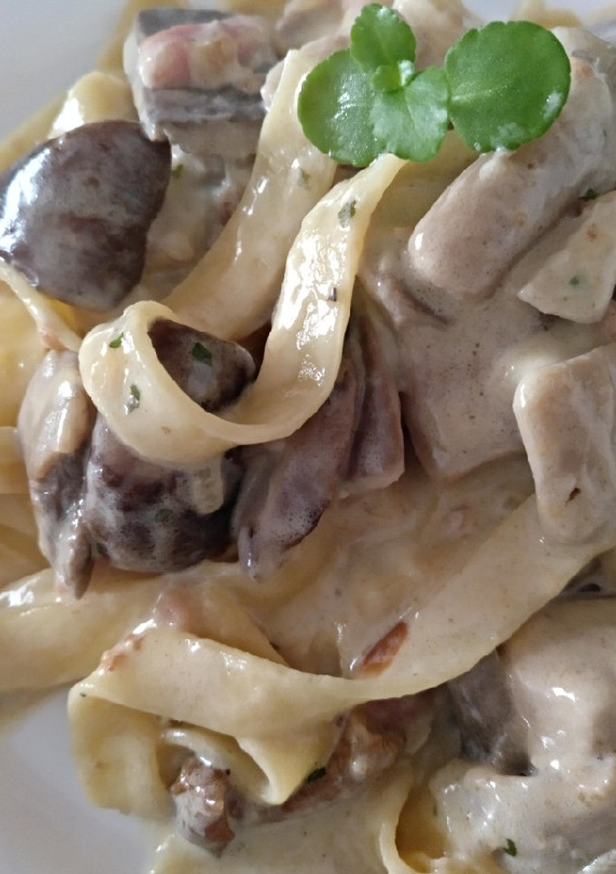 Una foto de Pasta con setas y bacon