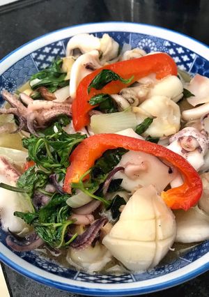 Hình của món Mực tươi xào rau húng quế.