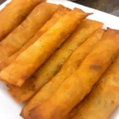 A picture of Spaghettis and veg rolls.