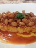 Fagioli Borlotti alla Messicana serviti su Crosta di Pane