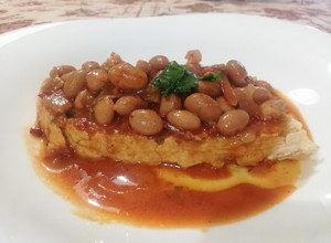Foto di Fagioli Borlotti alla Messicana serviti su Crosta di Pane