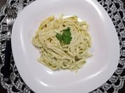 Una foto de tagliatelle con crema y queso