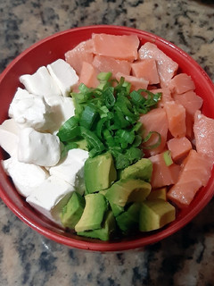 Una foto de Gohan de salmón