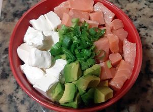 Una foto de Gohan de salmón