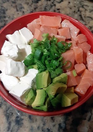Una foto de Gohan de salmón