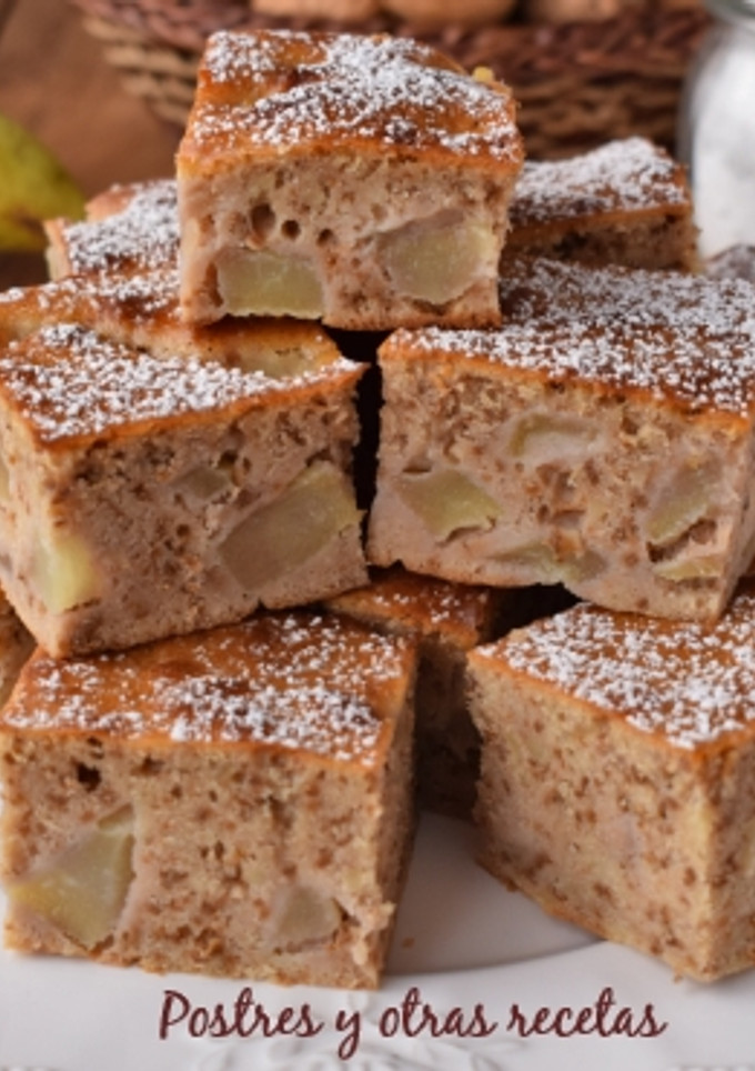 Una foto de Cuadrados de pera con nueces y miel