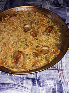Una foto de Fideos con costilla y allioli
