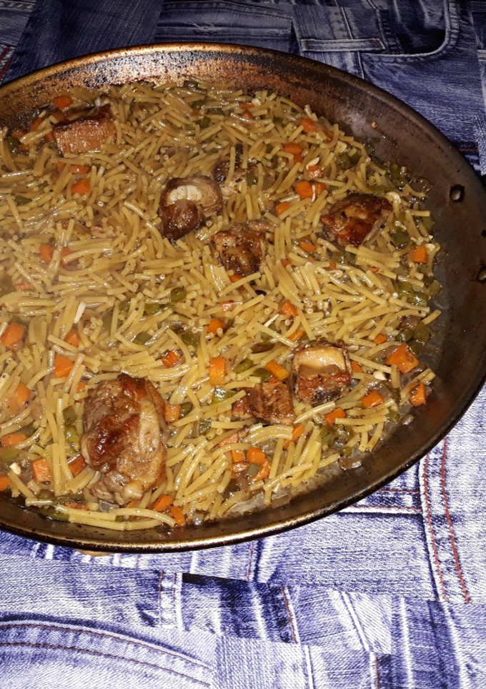 Una foto de Fideos con costilla y allioli