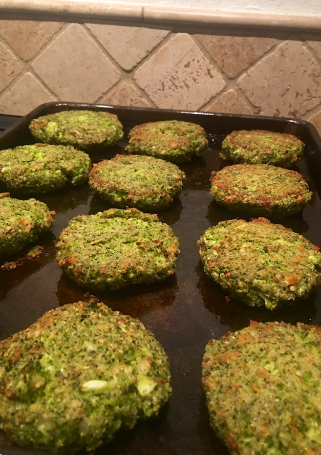 Una foto de 🥦BRÓCOLI HORNEADO CON QUESO PARMESANO🧀