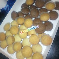 A picture of Vanilla and chocolate cupcakes.