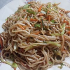 A picture of Veg hakka noodles.
