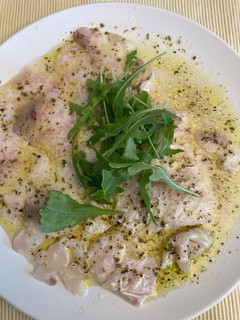 Una foto de Carpaccio de lubina